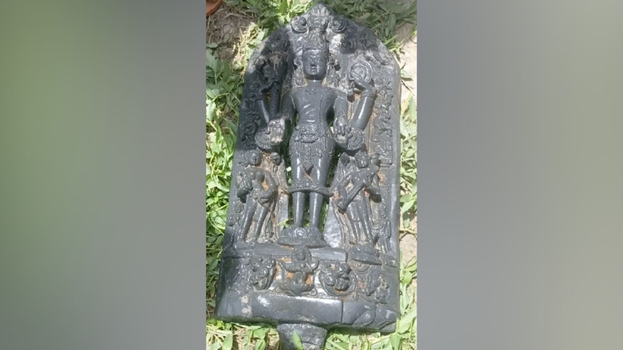 পুকুরে মাছ ধরতে গিয়ে ১০ কোটি টাকার কষ্টিপাথরের বিষ্ণু মূর্তি উদ্ধার